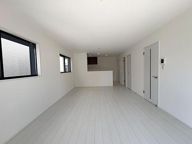 リビングダイニングになります。ご家族そろっての素敵な空間になりそうですね。