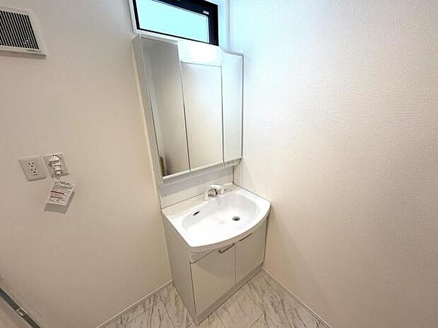 洗面化粧台です。朝の身支度から1日が始まります。