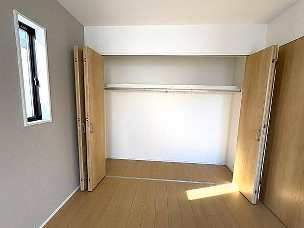 いつでもお部屋をスッキリお使い頂ける収納スペースを設置。