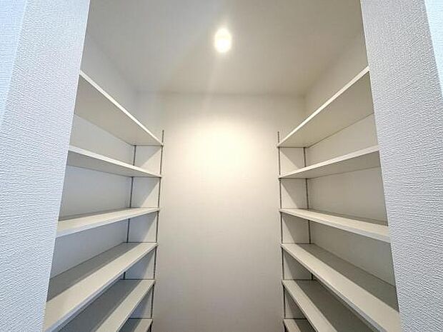 いつでもお部屋をスッキリお使い頂ける収納スペースを設置。