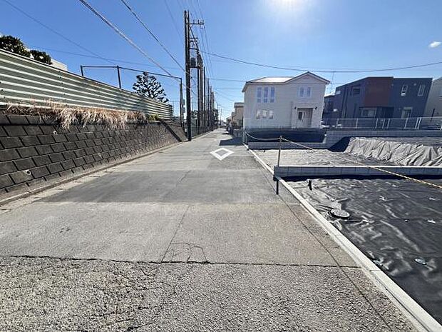 前面道路は幅員約6mございます。