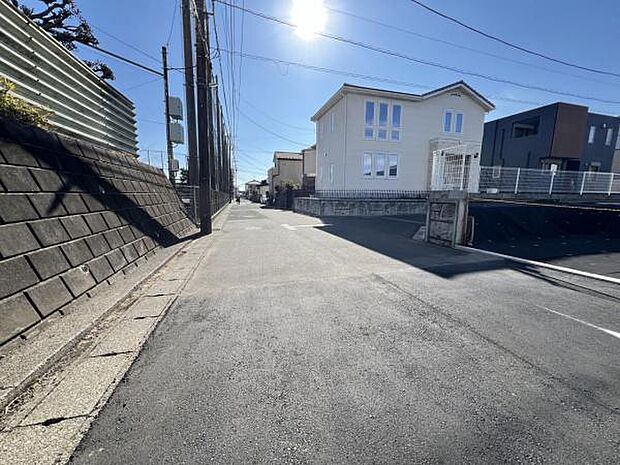 前面道路を含めた現地写真です。ぜひ周辺環境も併せてご覧ください。