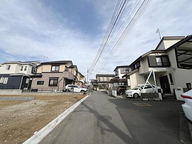 前面道路を含めた現地写真です。