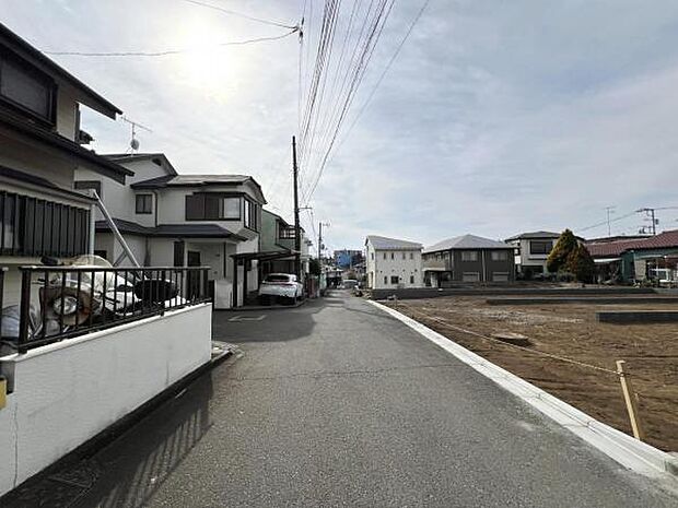 前面道路を含めた現地写真です。