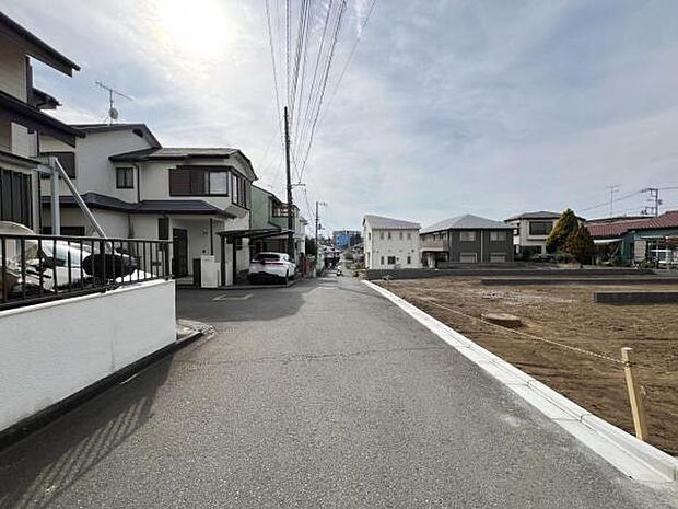 前面道路を含めた現地写真です。