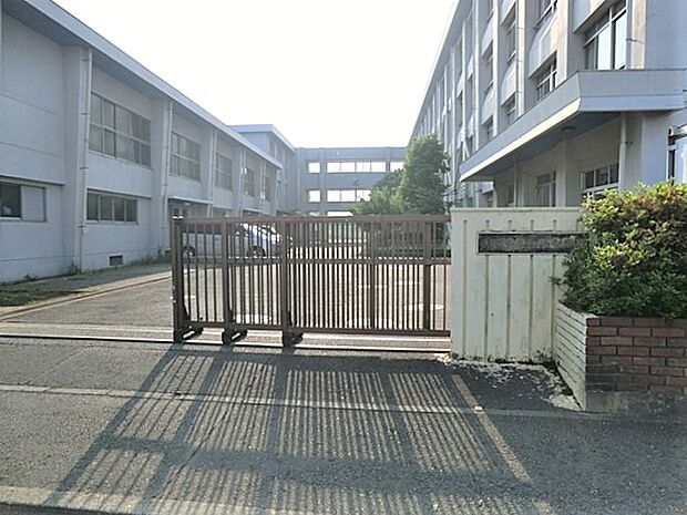 藤沢市立善行中学校まで約850m(徒歩11分)