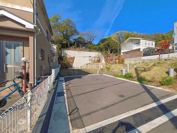 前面道路を含めた現地写真です。