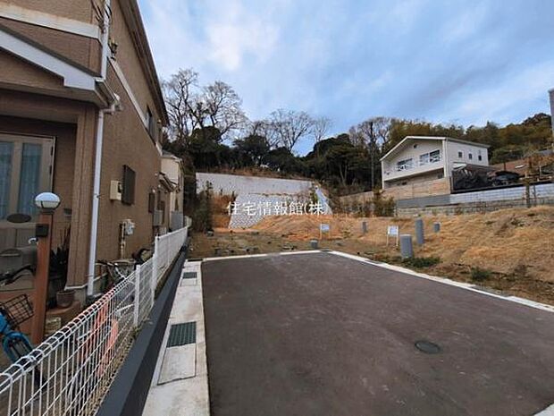 前面道路を含めた現地写真です。