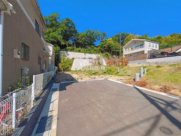 前面道路を含めた現地写真です。