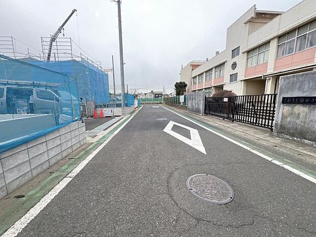 前面道路です。住宅地につき落ち着いた新生活を始められそうです。