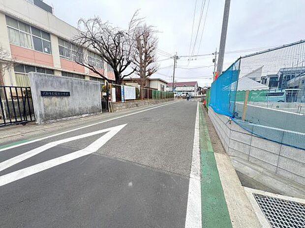 前面道路です。住宅地につき落ち着いた新生活を始められそうです。