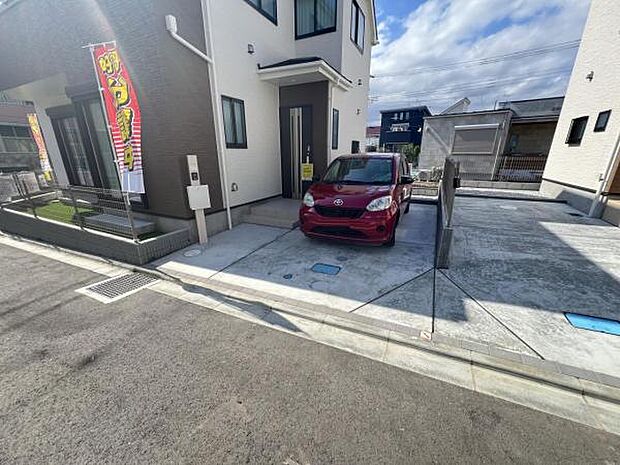 駐車場です。前面道路との高低差も少なく、スムーズに出入りできます。