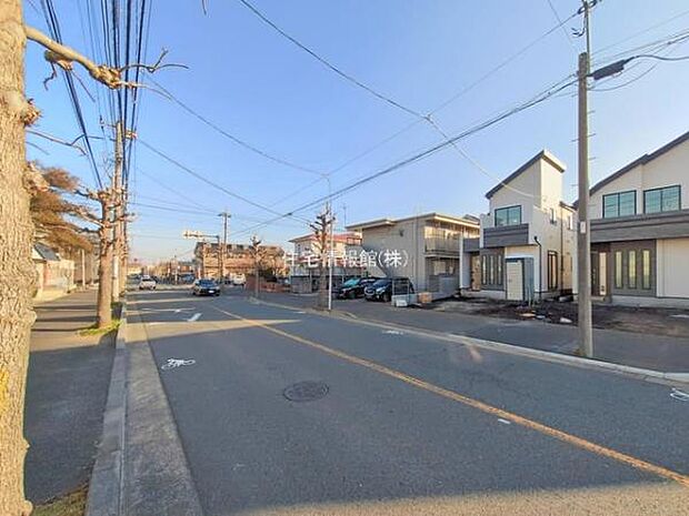 前面道路を含めた現地写真です。