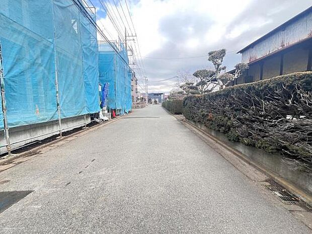 前面道路を含めた現地写真です。