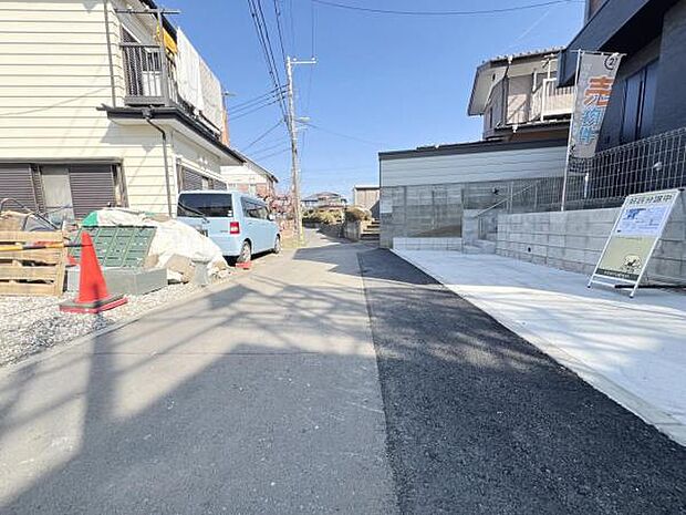 前面道路を含めた現地写真です。