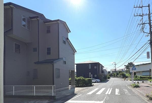 前面道路を含めた現地写真です。