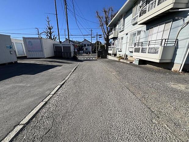 前面道路です。住宅地につき落ち着いた新生活を始められそうです。