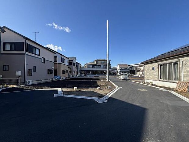 前面道路です。住宅地につき落ち着いた新生活を始められそうです。