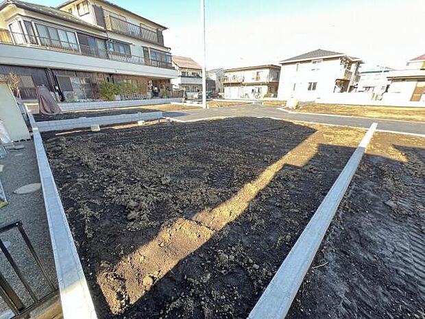 前面道路は約5mございます。