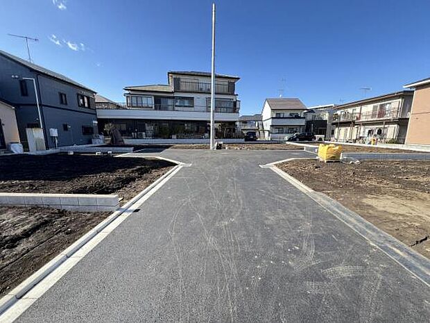 前面道路です。住宅地につき落ち着いた新生活を始められそうです。
