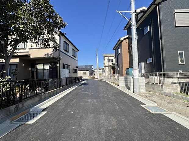前面道路を含めた現地写真です。ぜひ周辺環境も併せてご覧ください。