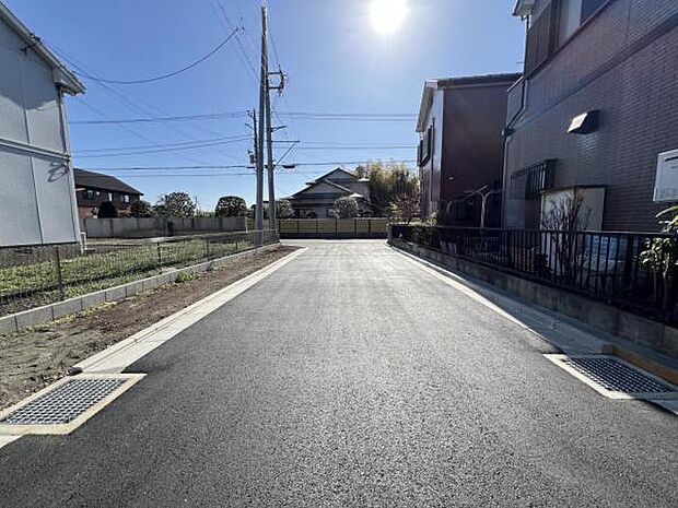 前面道路です。住宅地につき落ち着いた新生活を始められそうです。