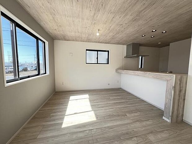 お食事中もキッチンと会話が楽しめるダイニングスペース。