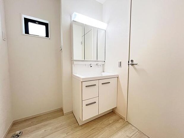 洗面化粧台です。朝の身支度から1日が始まります。