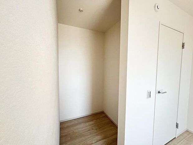 ウォークインクローゼットがあり収納スペースも豊富。季節物もスッキリ片付きそうです。