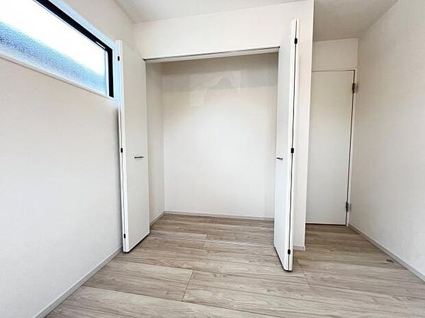 いつでもお部屋をスッキリお使い頂ける収納スペースを設置。