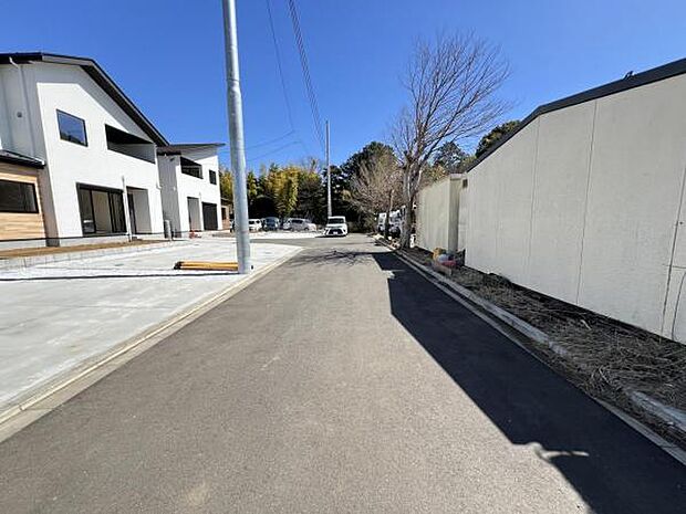 前面道路を含めた現地写真です。