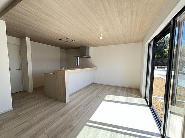 お食事中もキッチンと会話が楽しめるダイニングスペース。