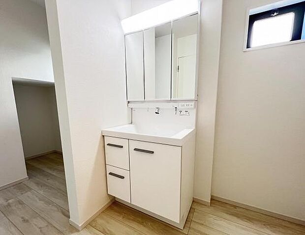 洗面化粧台です。朝の身支度から1日が始まります。