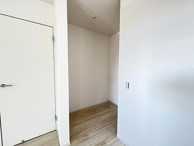 ウォークインクローゼットがあり収納スペースも豊富。季節物もスッキリ片付きそうです。