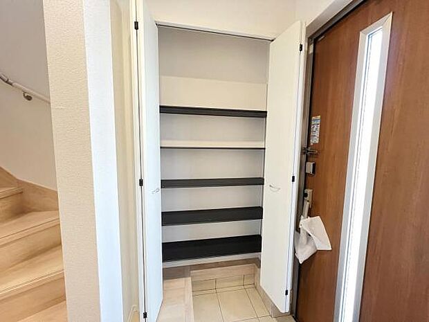 いつでもお部屋をスッキリお使い頂ける収納スペースを設置。