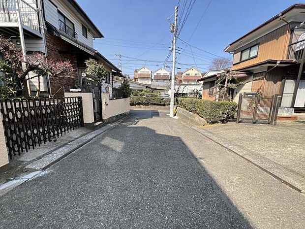 前面道路を含めた現地写真です。