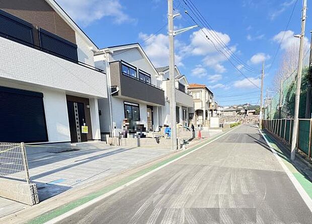 前面道路を含めた現地写真です。