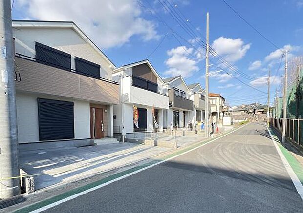 前面道路を含めた現地写真です。