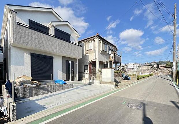 前面道路を含めた現地写真です。