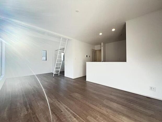 ご家族の温かい時間を演出するダイニングスペースです。