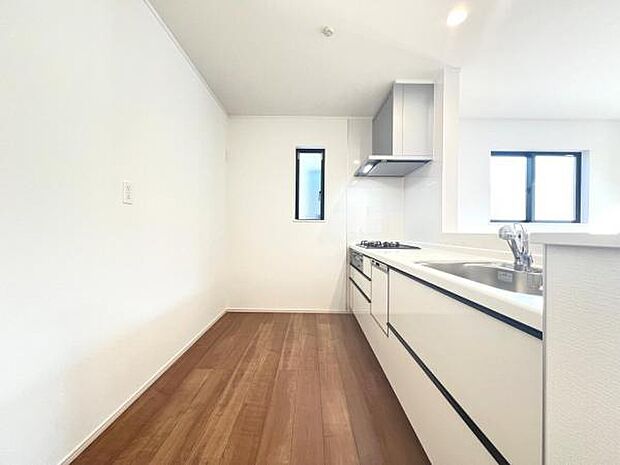 お食事中もキッチンと会話が楽しめるダイニングスペース。