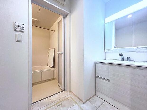 洗面化粧台です。朝の身支度から1日が始まります。