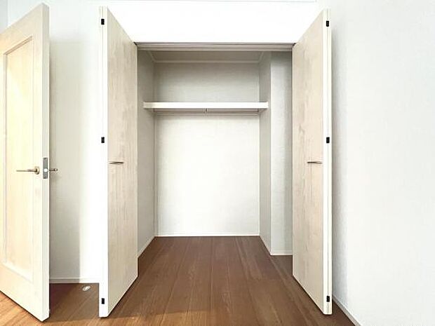 いつでもお部屋をスッキリお使い頂ける収納スペースを設置。