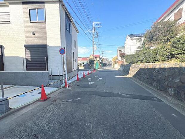 前面道路を含めた現地写真です。