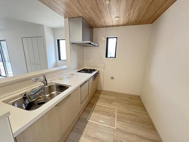 ご家族を見守りながら家事が捗る対面式キッチン。お料理をしながらご家族のサポートも可能です。