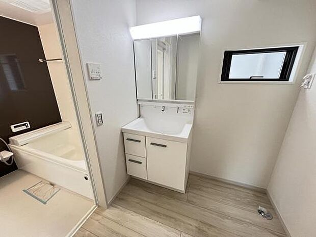 シャワー付き洗面化粧台です。手軽にシャンプーができ、お掃除もしやすいですね。