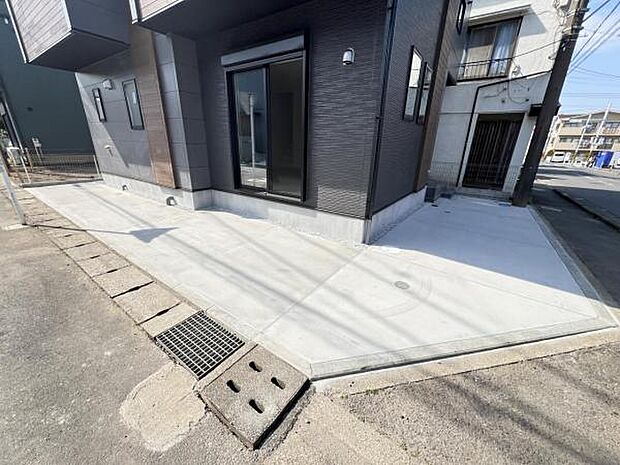 駐車場です。前面道路との高低差も少なく、スムーズに出入りできます。