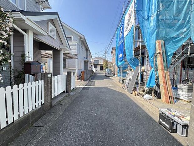 前面道路を含めた現地写真です。