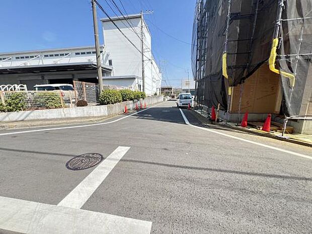 前面道路を含めた現地写真です。ぜひ周辺環境も併せてご覧ください。