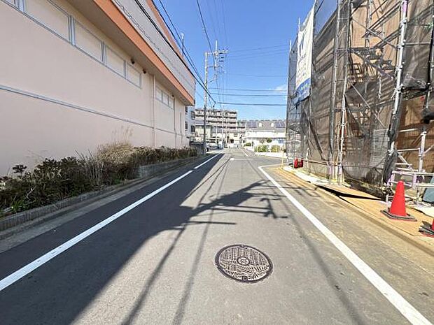 前面道路を含めた現地写真です。